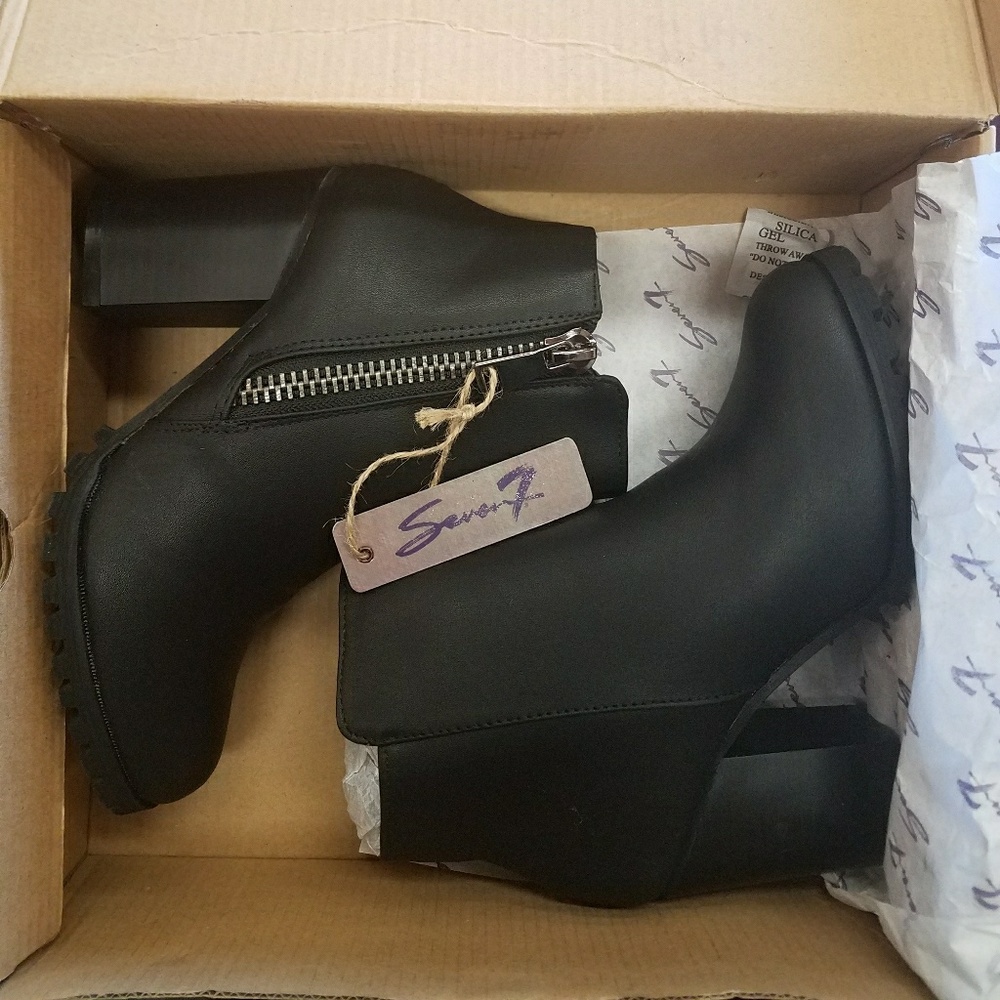 Black Hannah boot with zipper. Size 7.5